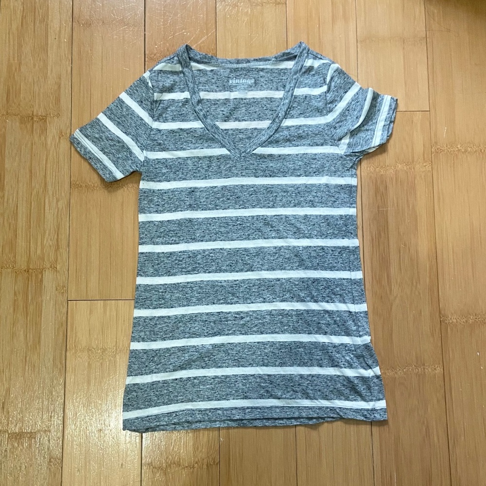GREY & WHITE OLD NAVY VINTAGE TEE